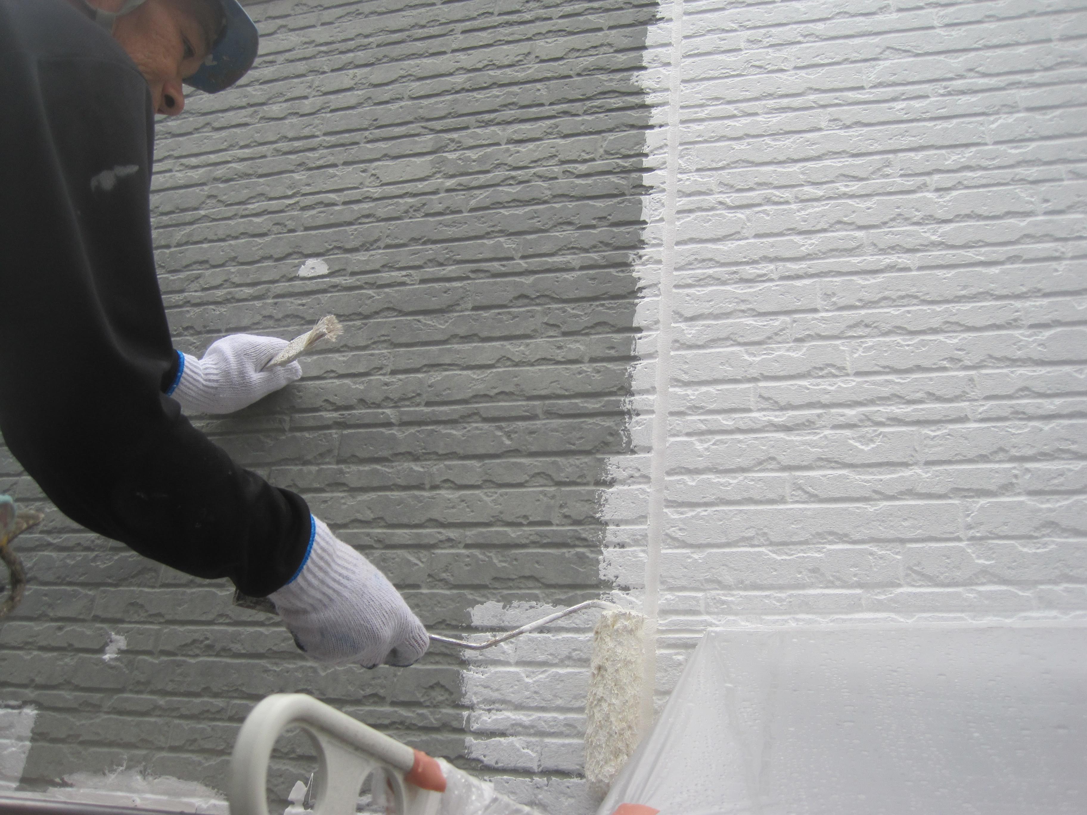 栃木県宇都宮市　外壁塗装の下塗り作業を行いました