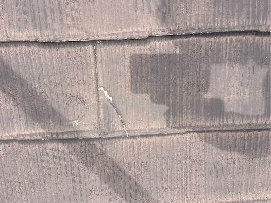 下地調整の重要なポイント4　ひび割れ、クラック補修（屋根）