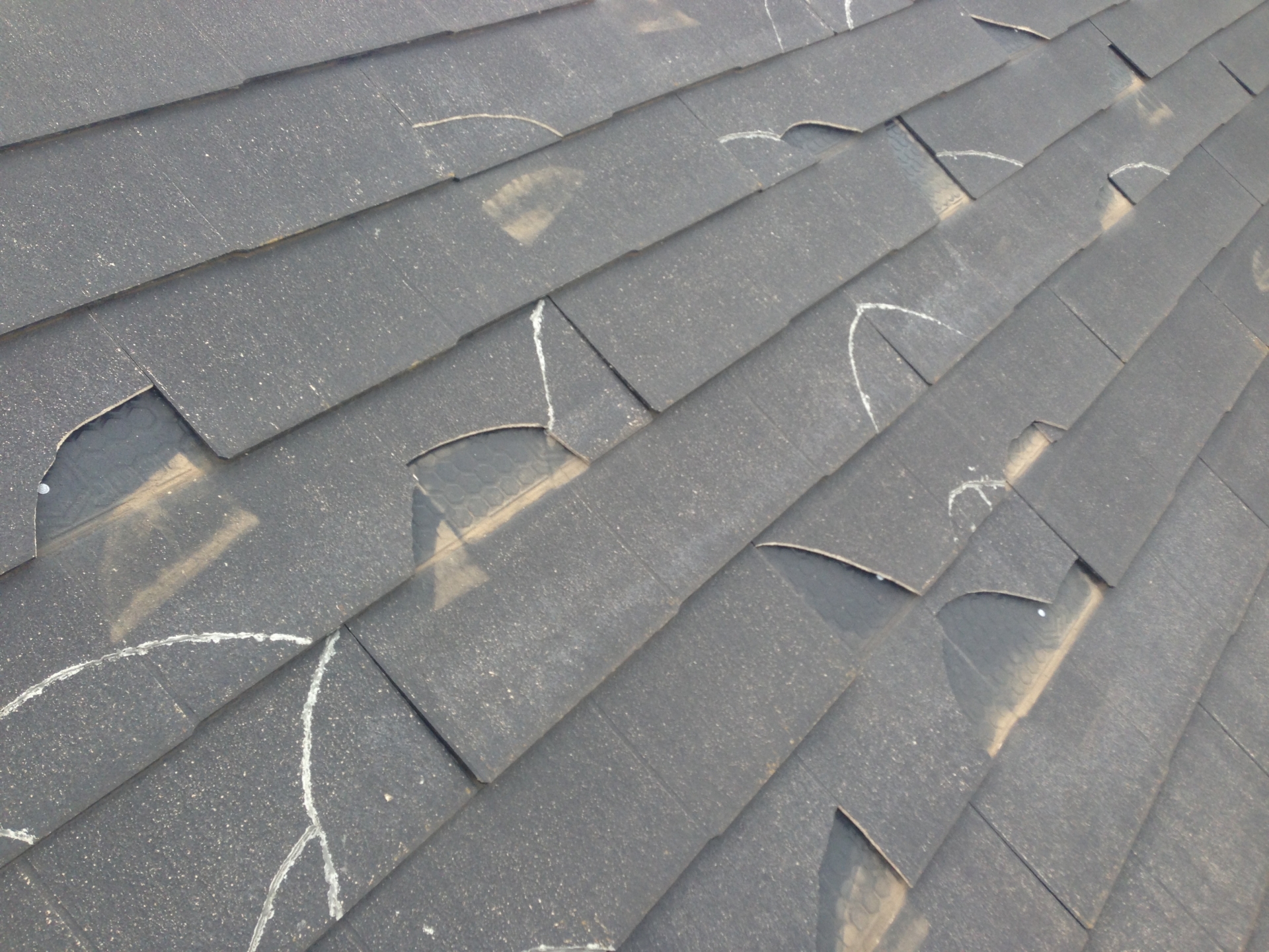 屋根の剥がれ、割れなど　屋根鈑金工事とは？