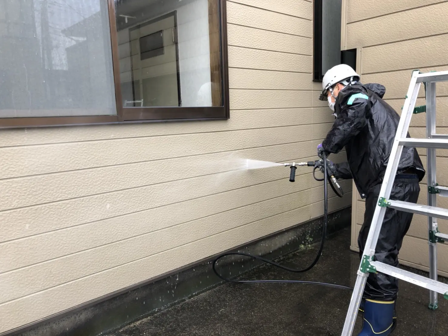 外壁塗装や屋根塗装で行う高圧洗浄とは？なんで洗浄が必要なのか