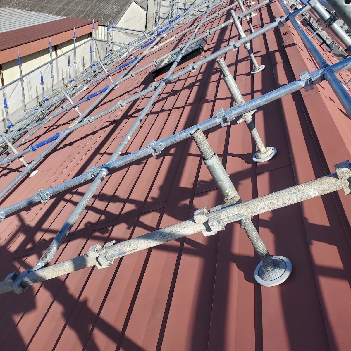 栃木県宇都宮市　屋根・外壁塗装工事　屋根足場設置と高圧洗浄を行いました！