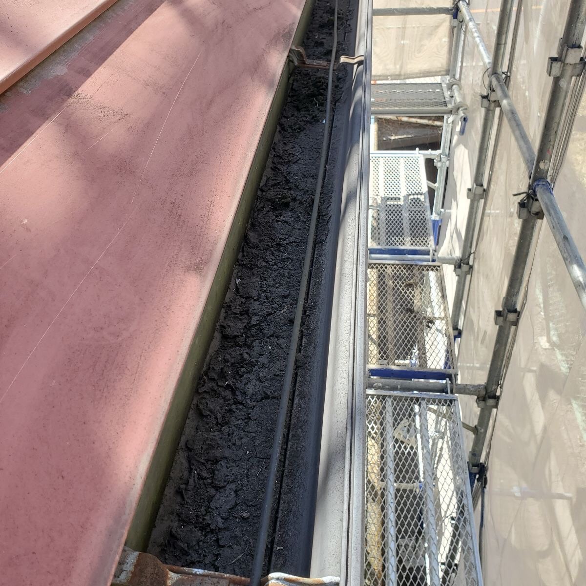 栃木県宇都宮市　屋根・外壁塗装工事　雨樋の中は定期的に掃除をしましょう！
