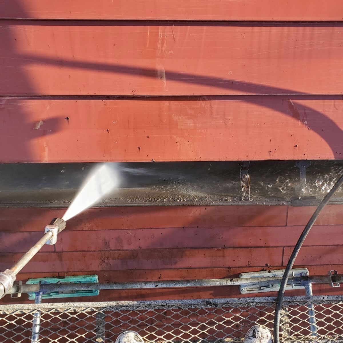 栃木県宇都宮市　屋根・外壁塗装工事　雨樋の中は定期的に掃除をしましょう！