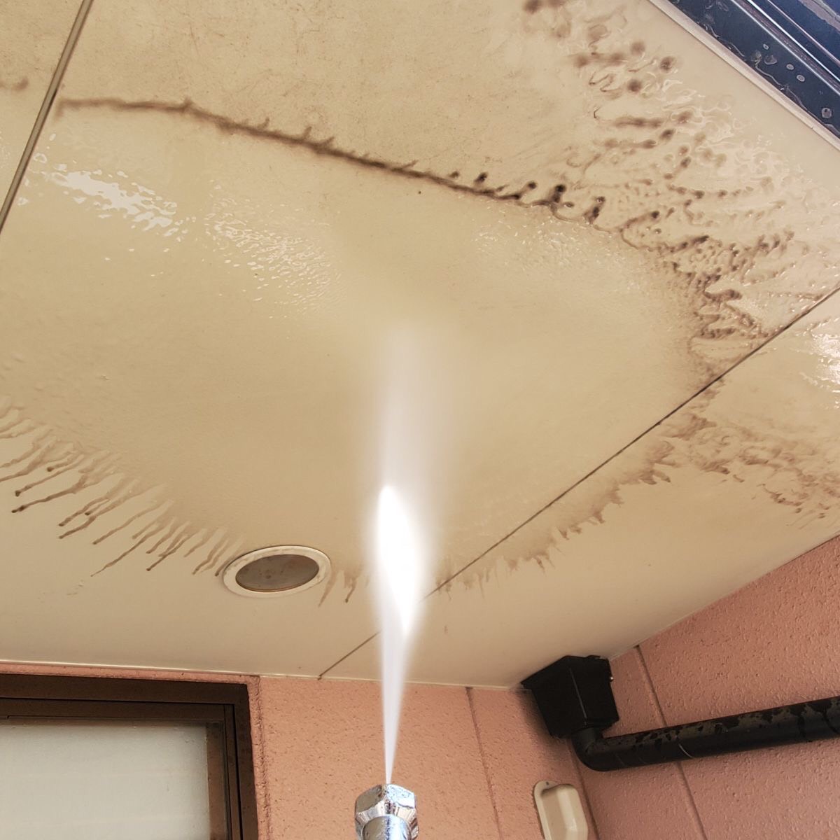 栃木県宇都宮市　外壁と付帯部の高圧洗浄　汚れの除去が塗装の付着に影響します！