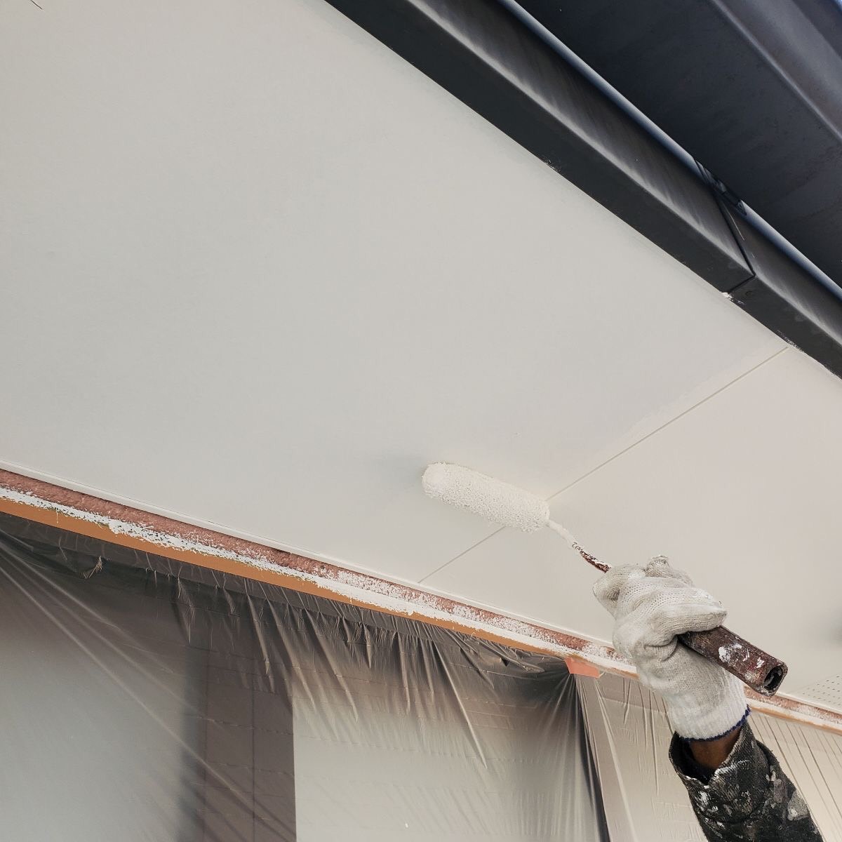 軒天井の塗装は大丈夫？捲れや剥がれに注意！色選びやおすすめの塗料も解説！
