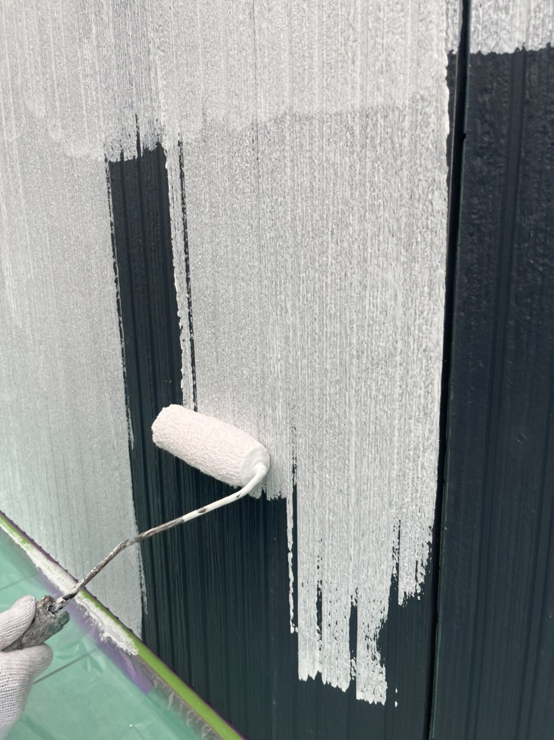 栃木県矢板市　外壁塗装工事　窯業系サイディングシーラー下塗り