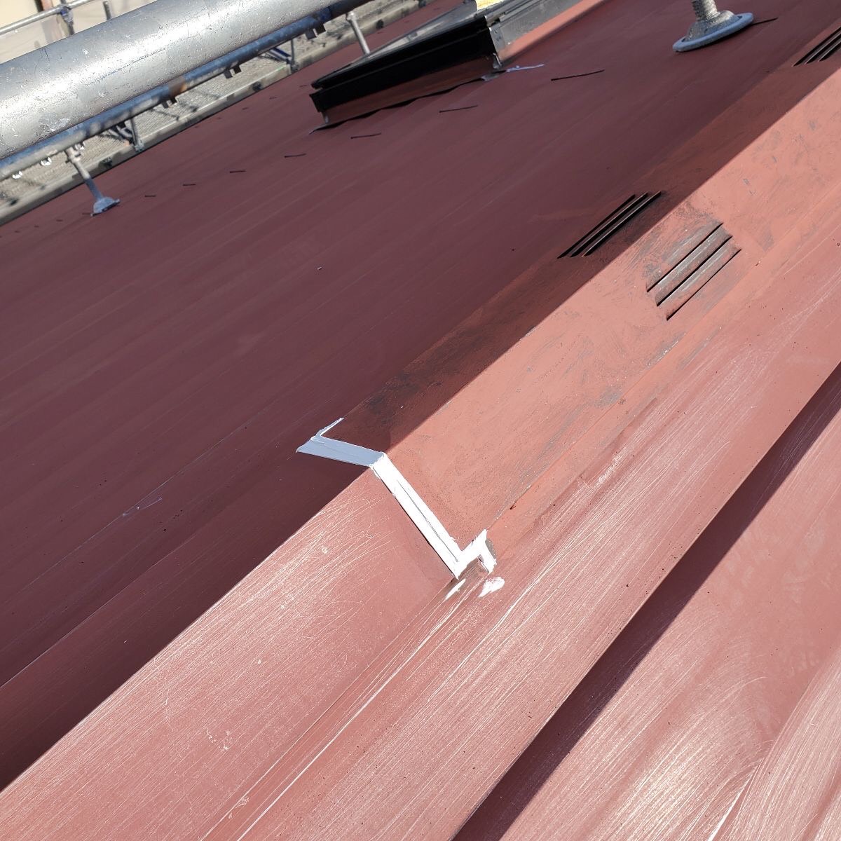 栃木県宇都宮市　棟板金のコーキング補修　屋根塗装は補修も一緒にしましょう！