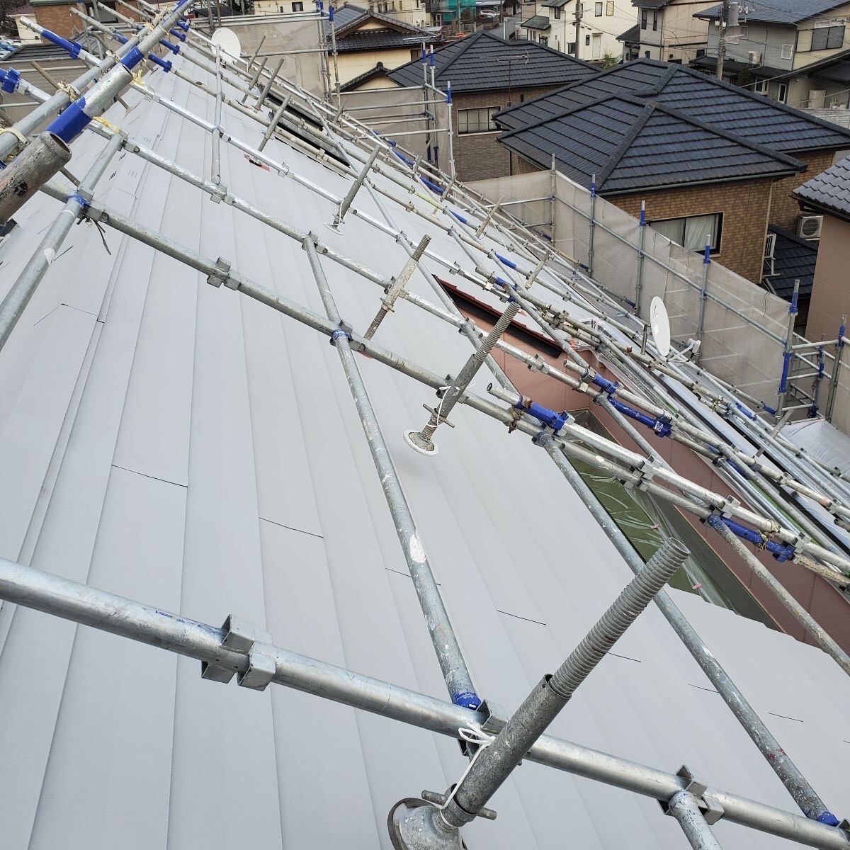 栃木県宇都宮市　金属屋根のケレン〜下塗り　適用下地に合う塗料を選ぶことが大切！