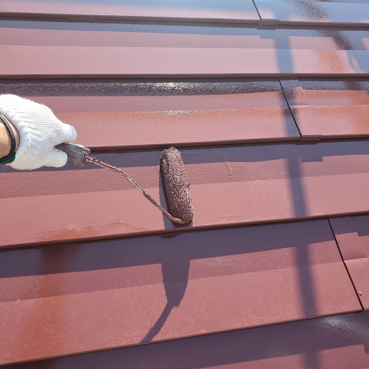 栃木県宇都宮市　金属屋根の中塗り〜上塗り　屋根の色あせは建物の印象も古く見えてしまう？