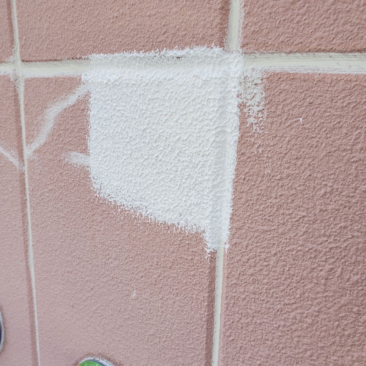 栃木県宇都宮市　外壁の下塗り　ひび割れ防止のフィラー塗装