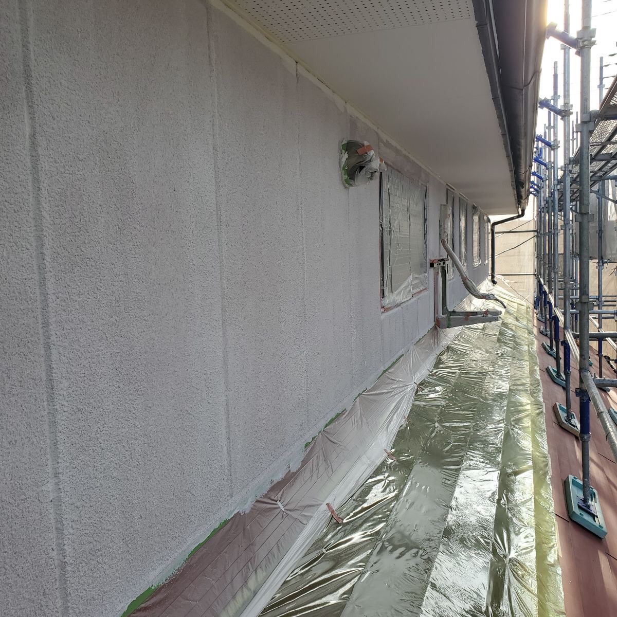 栃木県宇都宮市　外壁の下塗り　ひび割れ防止のフィラー塗装