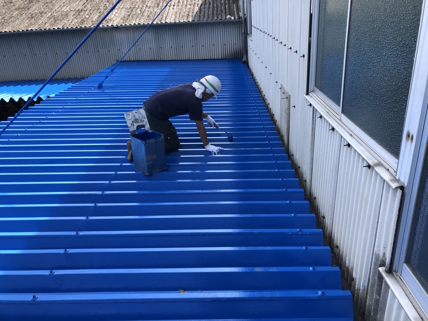 栃木県宇都宮市　折半屋根塗装工事　中塗り〜上塗り　無料診断を実施しています！