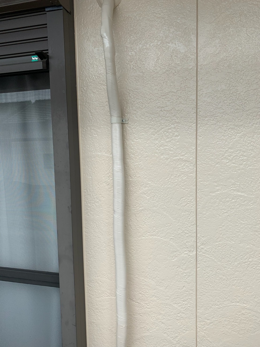 栃木県宇都宮市　外壁塗装工事　エアコン配管のテープの留めとサドル取り付け