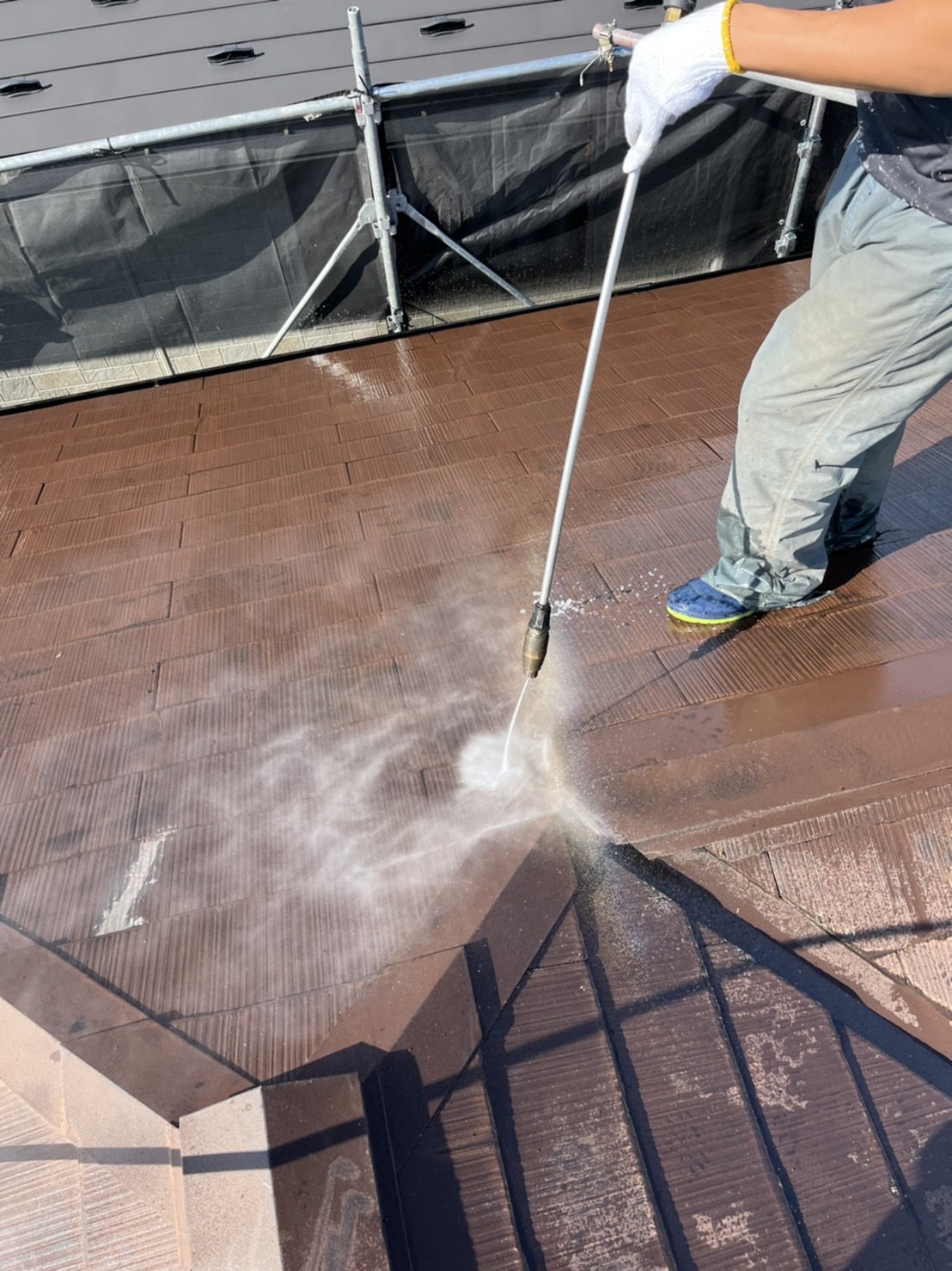 栃木県宇都宮市　屋根・外壁塗装工事　高圧洗浄と外壁の下塗りを行いました！