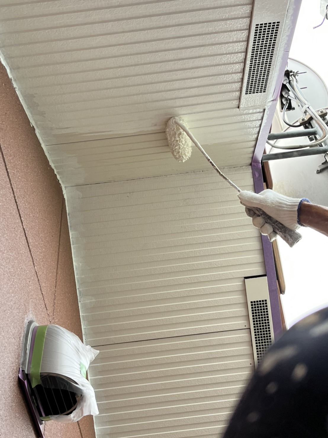 栃木県さくら市　外壁塗装工事　軒天井の下塗りと上塗りを行いました！