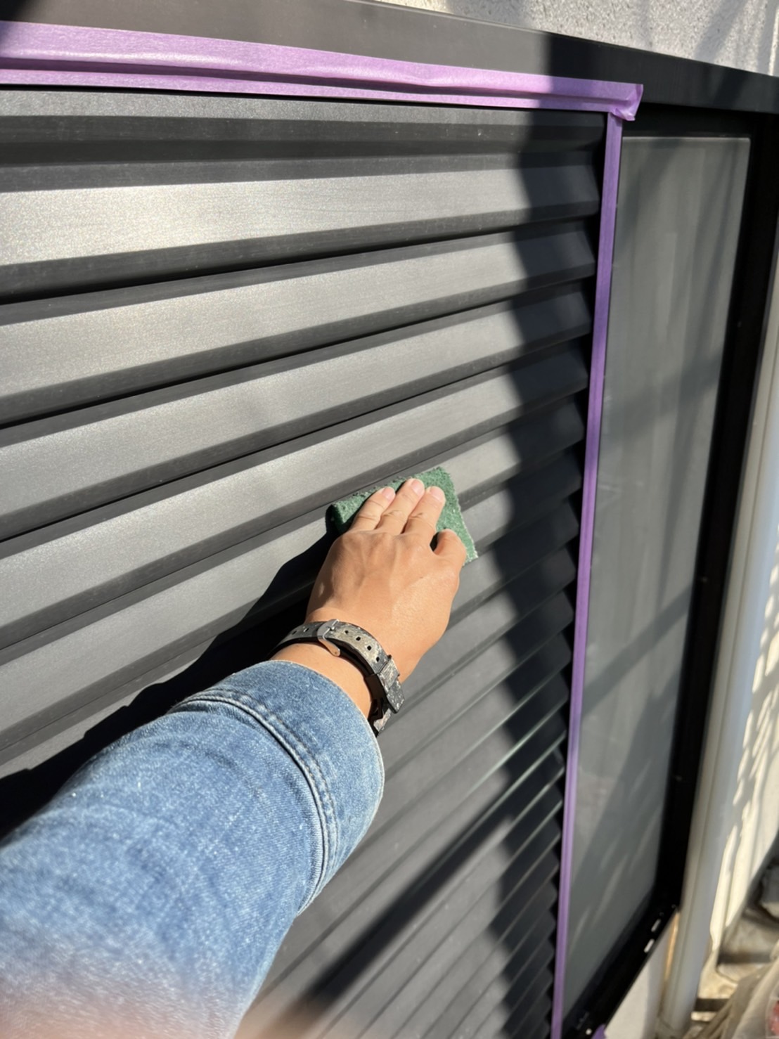 栃木県宇都宮市　屋根・外壁塗装工事　雨戸の下地処理　ケレンとはどんな作業？
