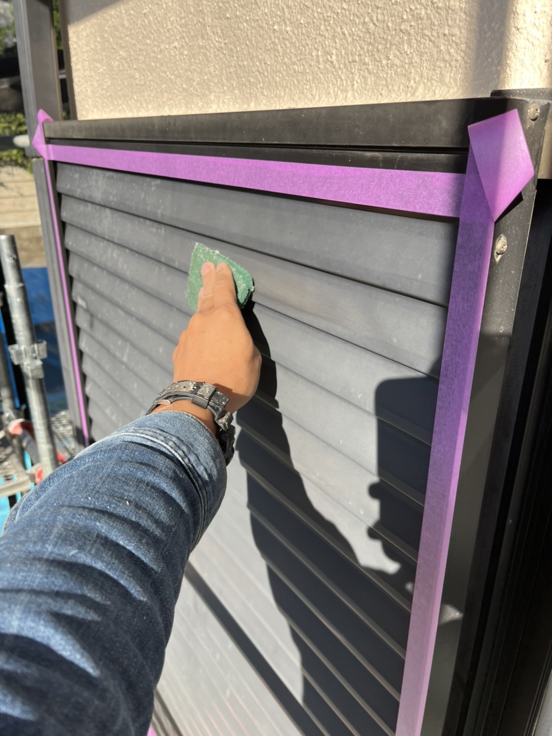 栃木県宇都宮市　屋根・外壁塗装工事　雨戸の下地処理　ケレンとはどんな作業？