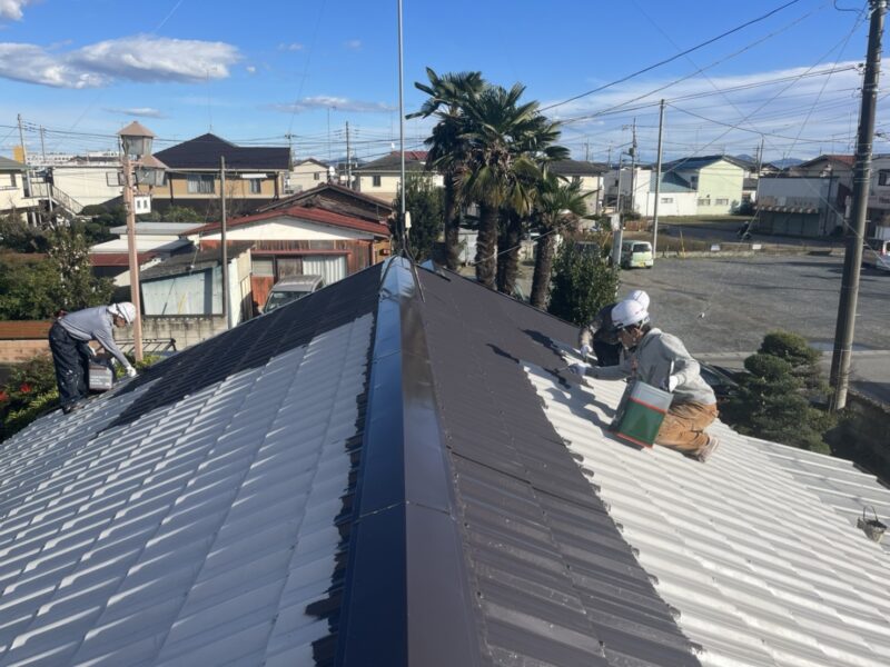 栃木県下野市　屋根塗装工事　セメント瓦の中塗り～上塗り　スーパーシャネツサーモ