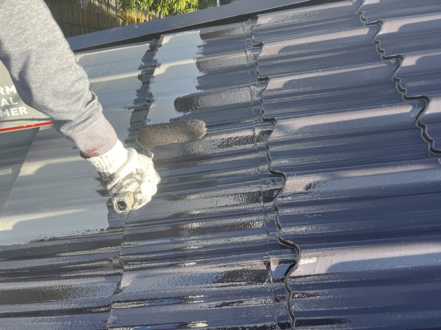 栃木県下野市　屋根塗装工事　セメント瓦の中塗り～上塗り　スーパーシャネツサーモ