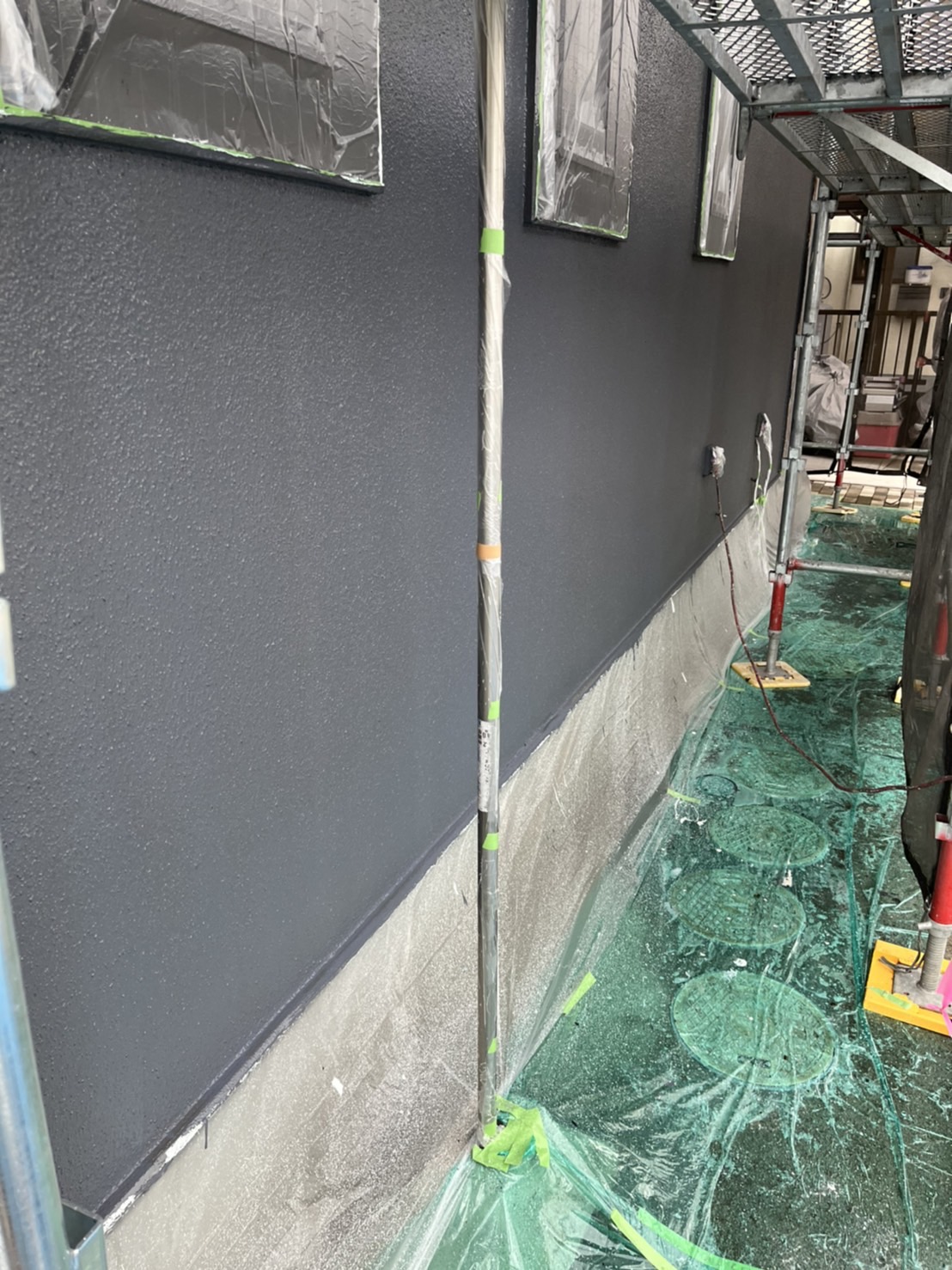栃木県真岡市　屋根・外壁塗装工事　外壁の中塗り〜上塗り　上塗り用塗料の効果