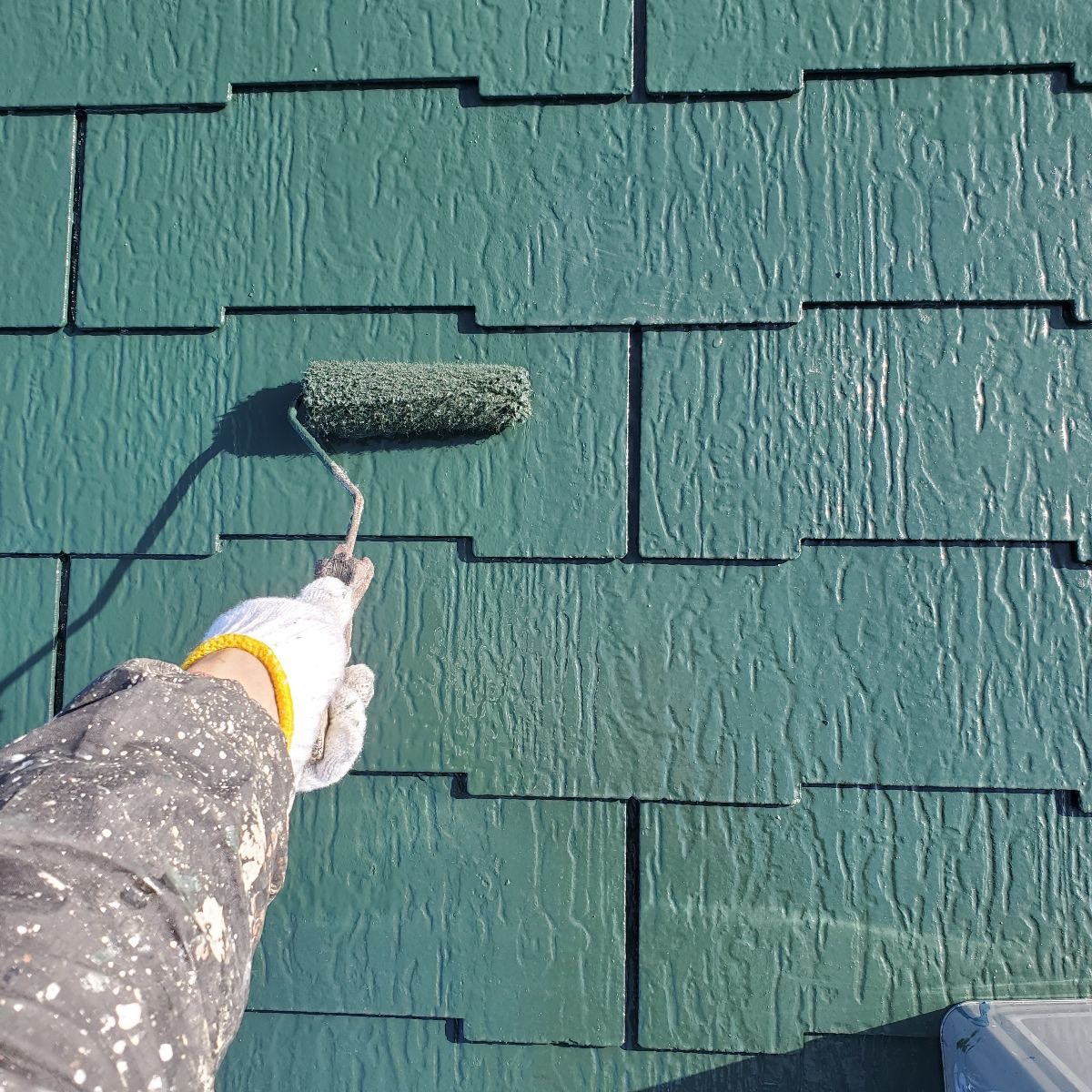 栃木県宇都宮市　屋根塗装工事　スレート屋根の中塗り〜上塗り　屋根塗装で大事なポイント！