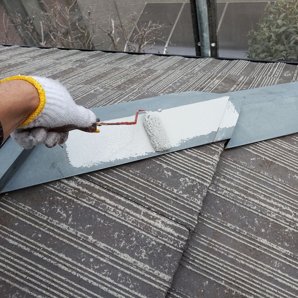 栃木県宇都宮市　屋根塗装工事　棟板金の錆止め塗装