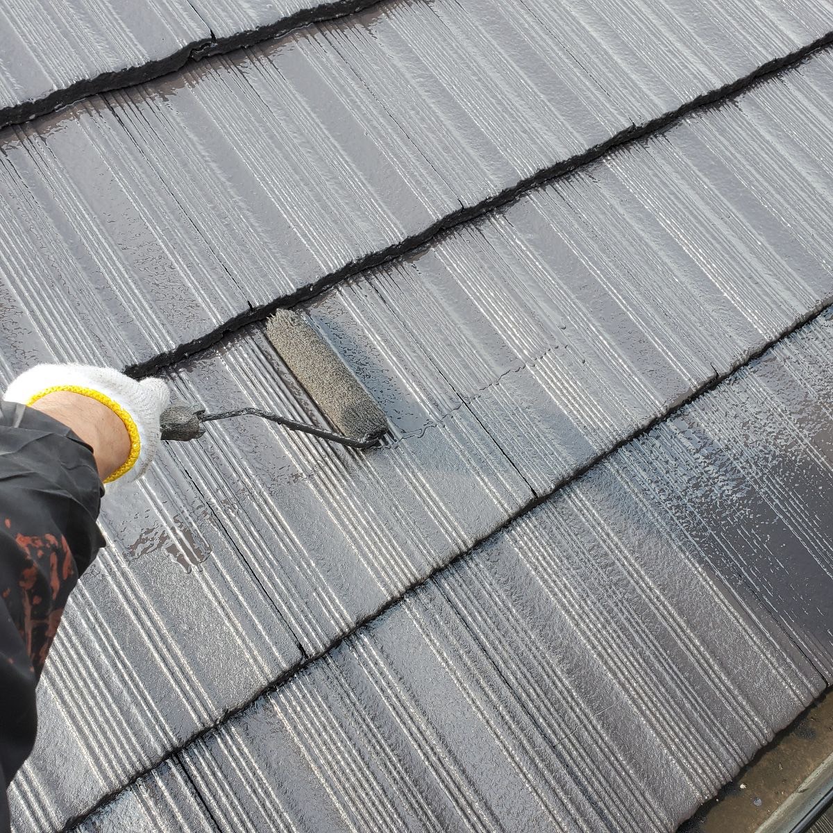 栃木県宇都宮市　屋根塗装工事　屋根の仕上げ塗装　セメント系屋根は定期的に塗装しましょう！