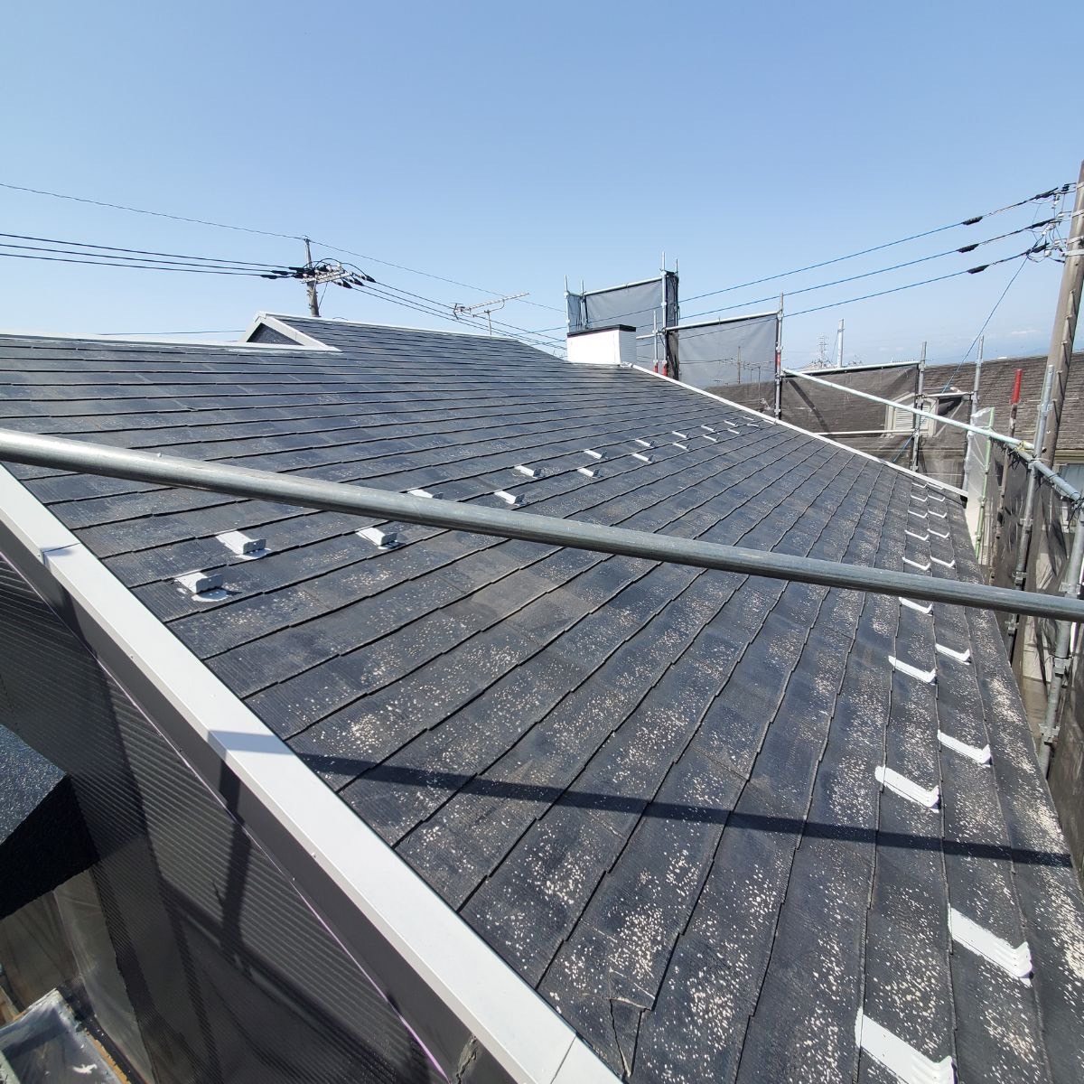 栃木県佐野市　屋根塗装工事　棟板金と雪止めの下塗り