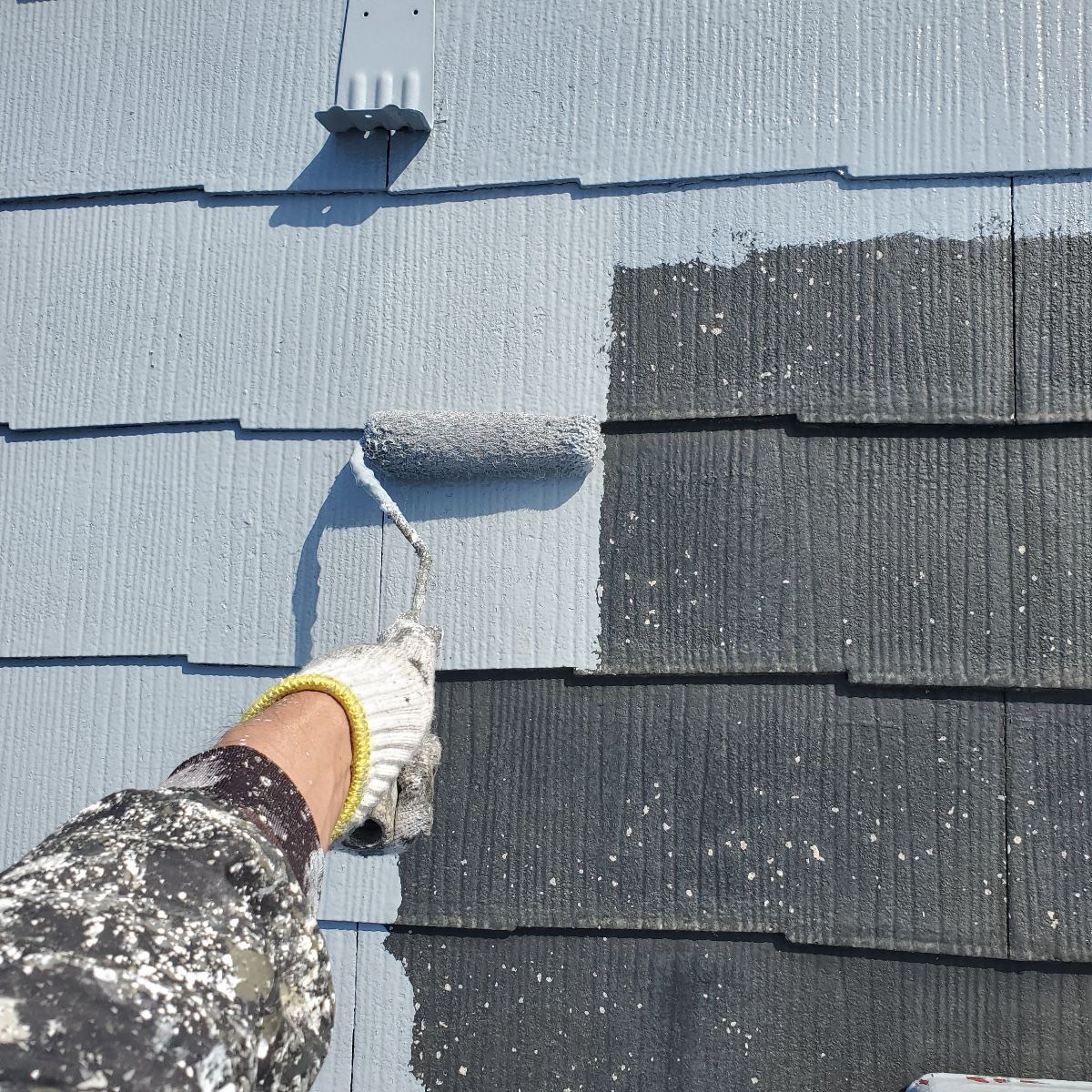 栃木県佐野市　屋根塗装工事　スレート屋根の下塗りを行いました！