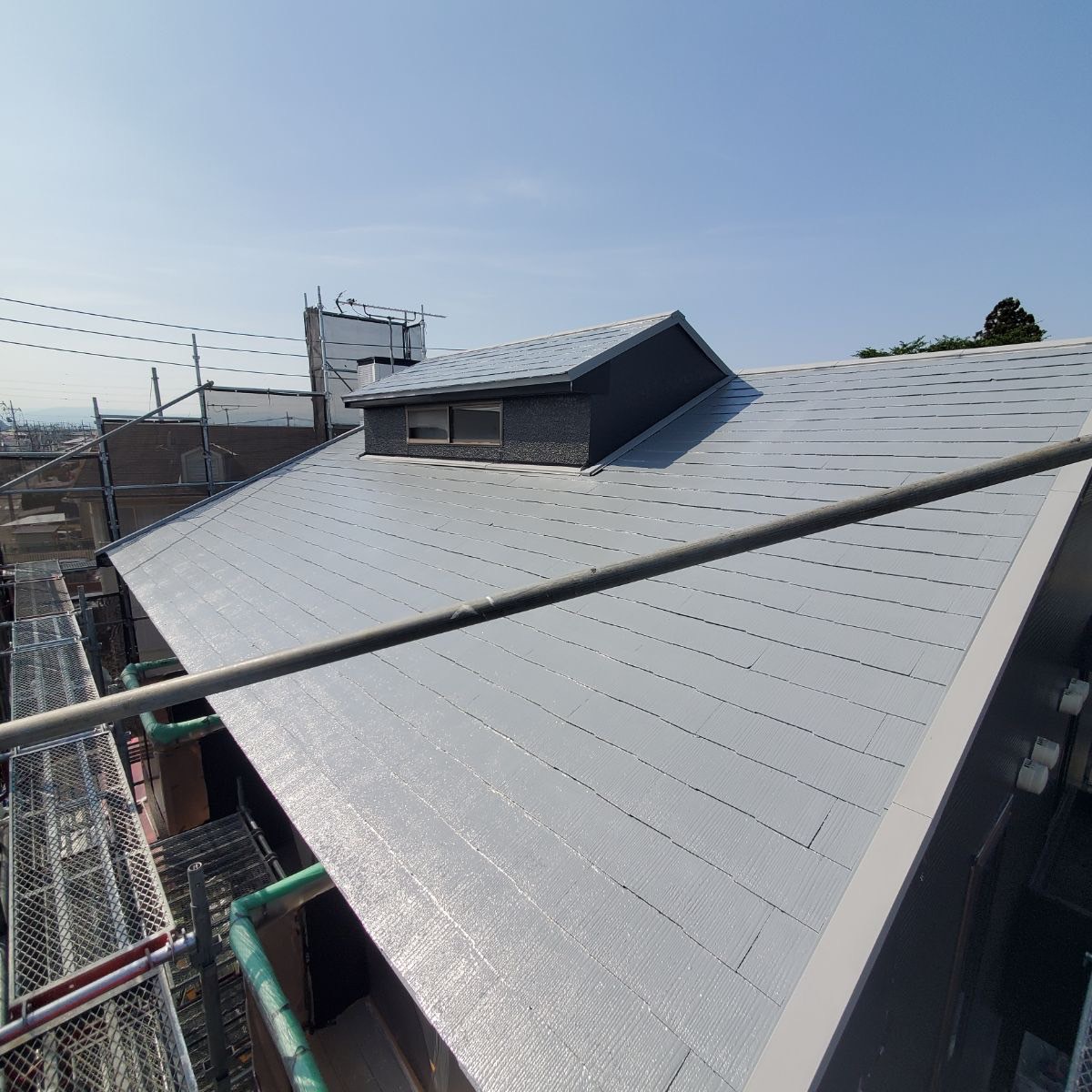 栃木県佐野市　屋根塗装工事　スレート屋根の下塗りを行いました！