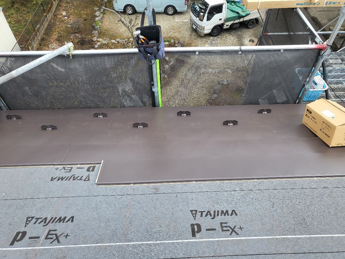 栃木県佐野市　屋根カバー工事　屋根材設置　金属屋根のメリット