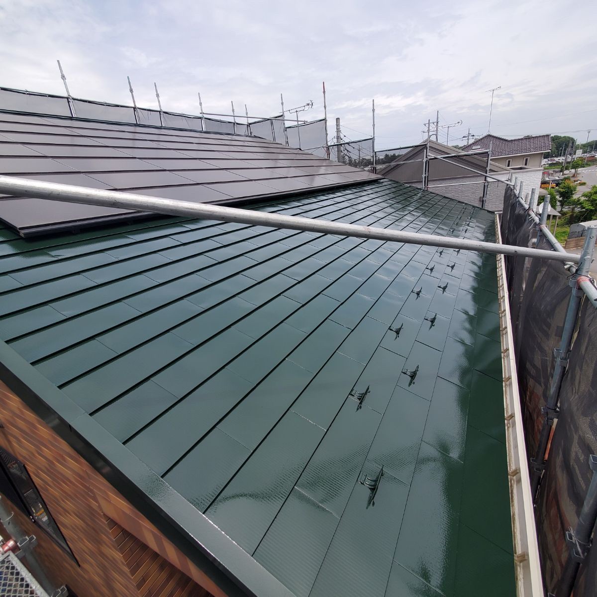栃木県栃木市　屋根塗装工事　屋根の中塗り〜上塗り　屋根は遮熱塗料がおすすめ！