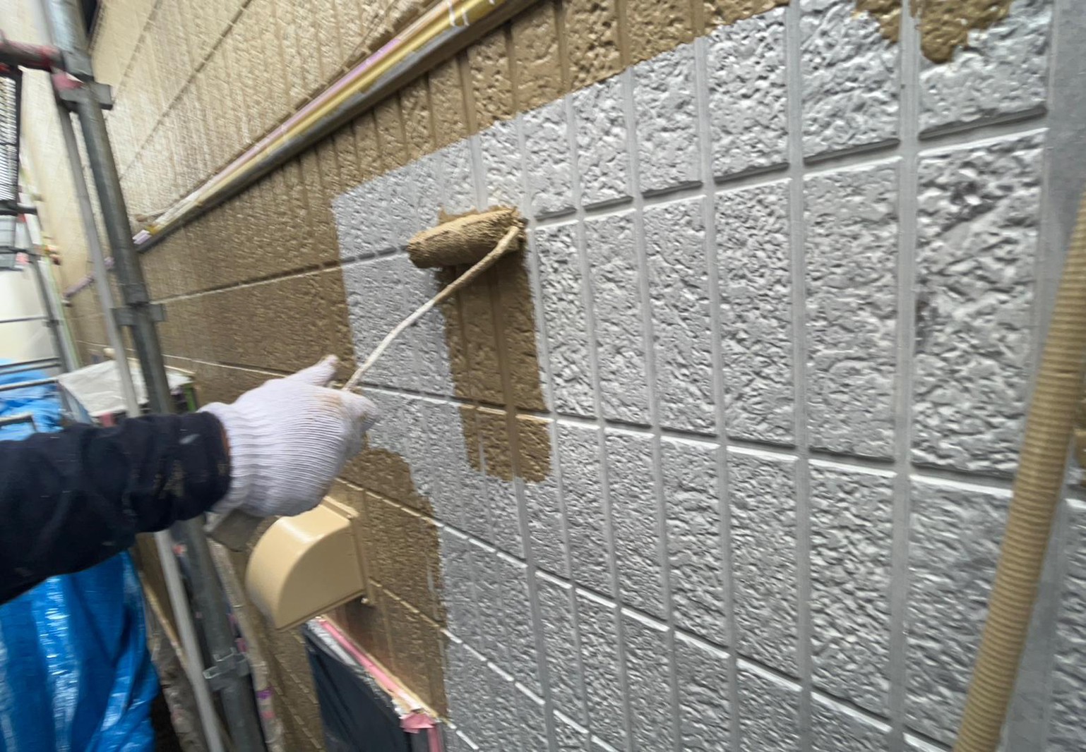 栃木県宇都宮市　屋根・外壁塗装工事　外壁の中塗り〜上塗りを行いました！