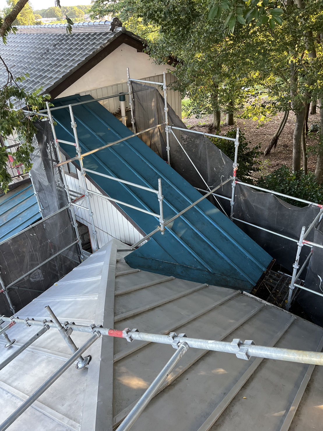 栃木県真岡市　屋根塗装工事　足場を設置する目的と工事費を節約するポイント