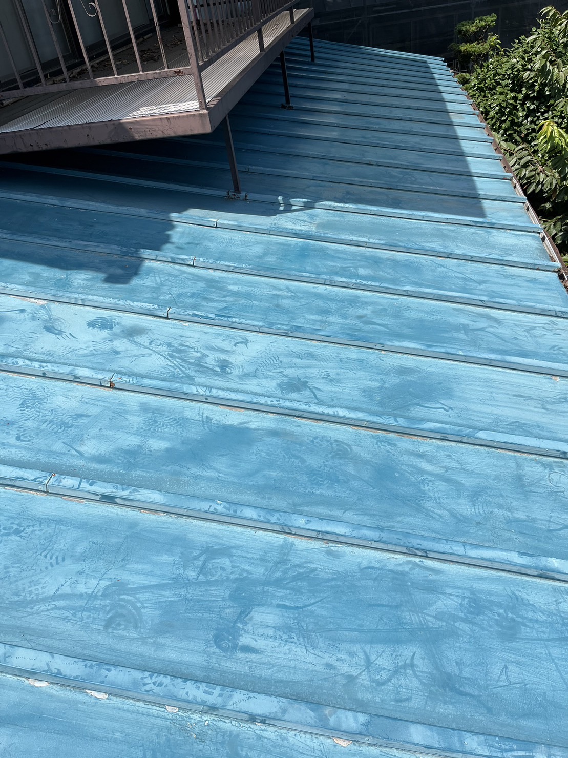 栃木県真岡市　屋根塗装工事　金属屋根の塗装サイクルと塗装が必要なサイン