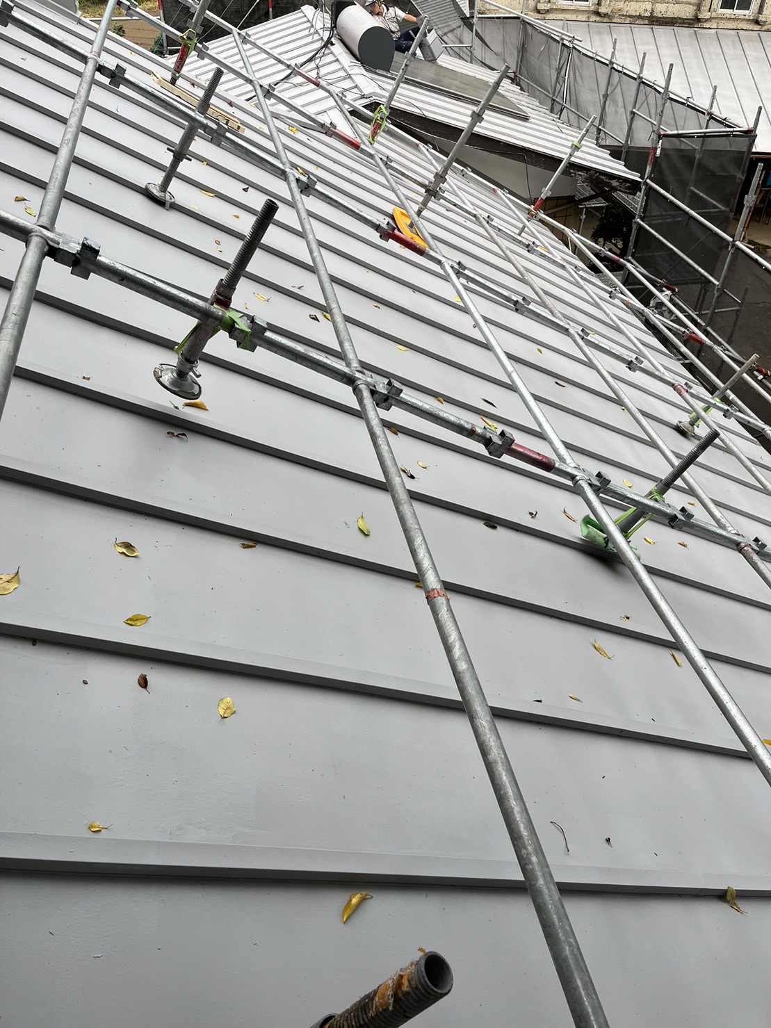 栃木県真岡市　屋根塗装工事　足場を有効活用すると工事費の節約に！