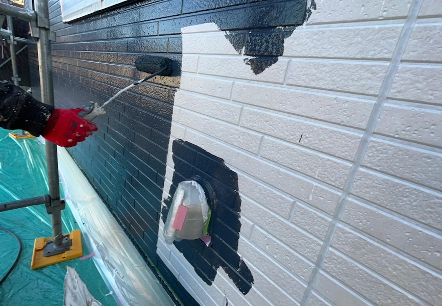 栃木県宇都宮市　屋根塗装・外壁塗装工事　外壁の中塗りと上塗り