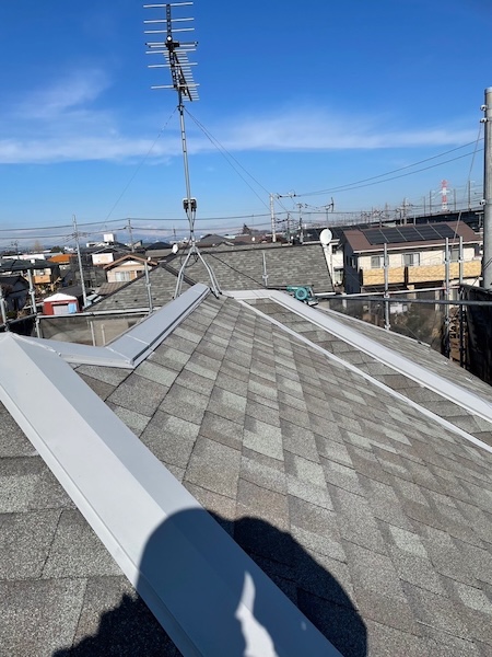 栃木県宇都宮市　屋根塗装・外壁塗装工事　アスファルトシングル 屋根塗装 下塗り工程