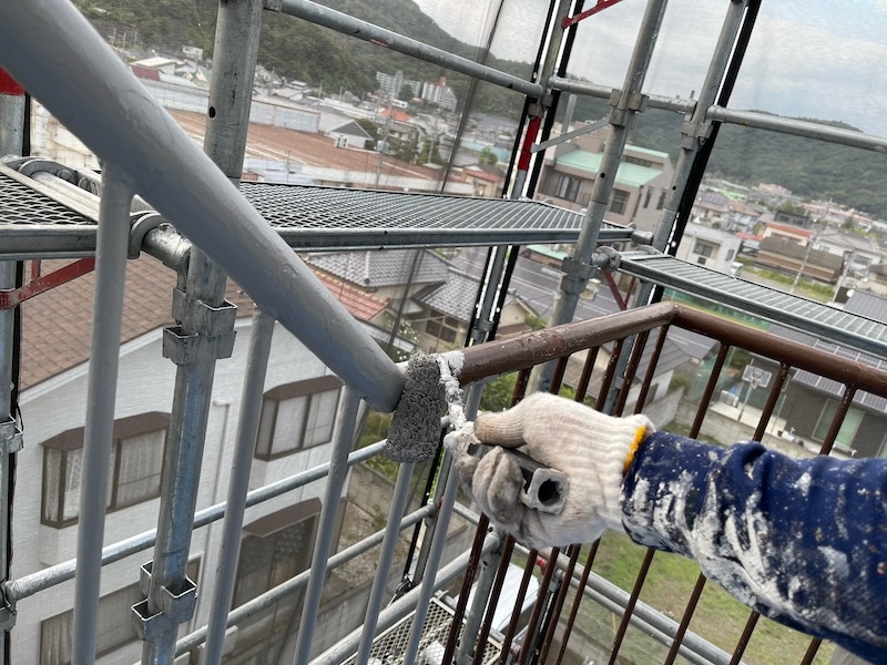 栃木県足利市　Yコーポ　外壁塗装工事　階段手すりのケレン〜上塗り