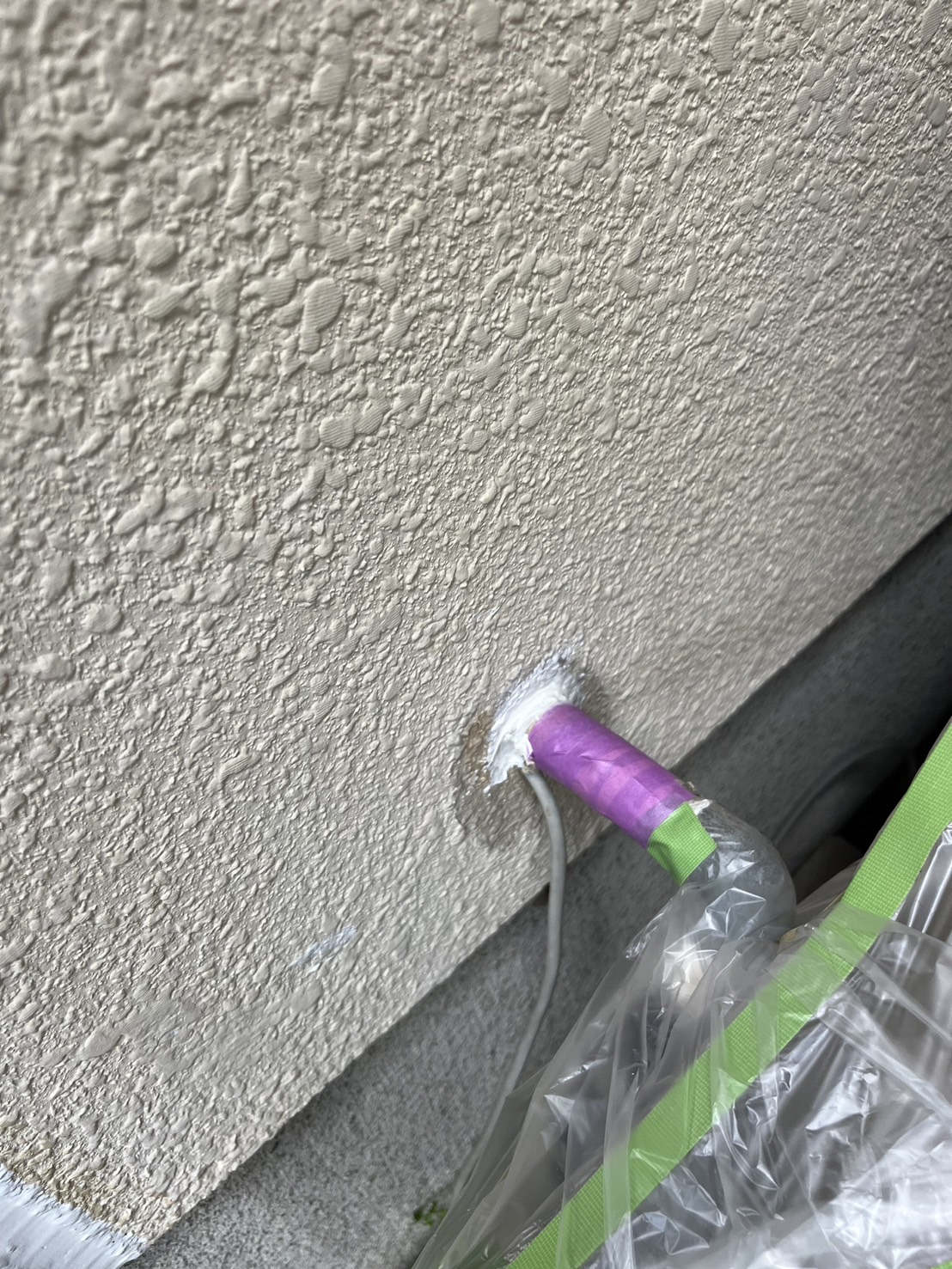 栃木県さくら市　外壁塗装工事　配管引き込み部のシール処理