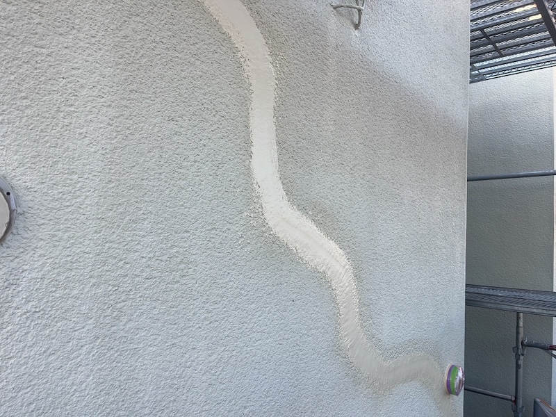 栃木県小山市｜経年劣化で目立つようになったクラック補修跡を再補修しました