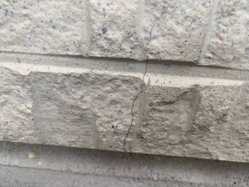 栃木県真岡市｜施工前の劣化症状 外壁の汚れやコーキングのひび割れがありました