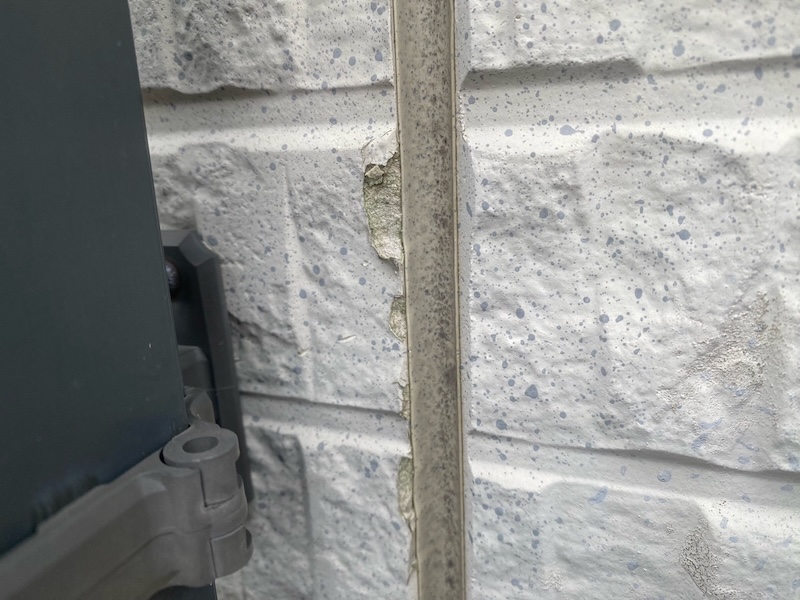 栃木県真岡市｜施工前の劣化症状 外壁の汚れやコーキングのひび割れがありました