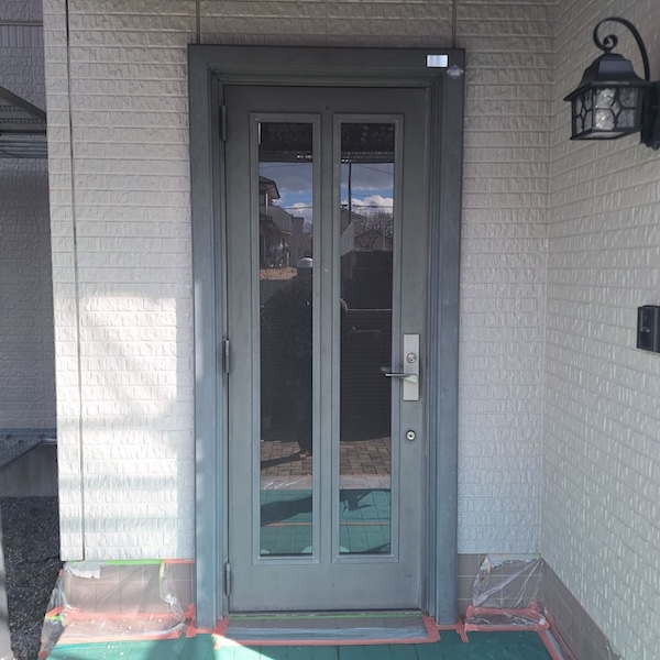 栃木県真岡市|色褪せた玄関ドアも塗装させていただきました!