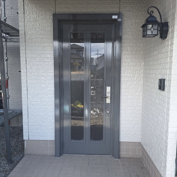 栃木県真岡市|色褪せた玄関ドアも塗装させていただきました!