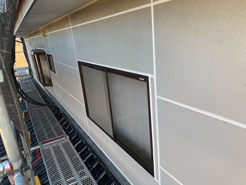 栃木県河内郡上三川町｜ALCの目地シーリング工事 増し打ち工法と打ち替え工法の使い分け