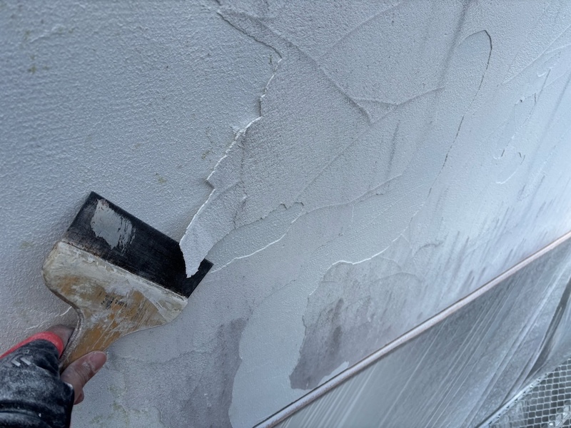 栃木県真岡市|モルタルジョリパットの剥離部を取り除き、下地調整・模様出ししました
