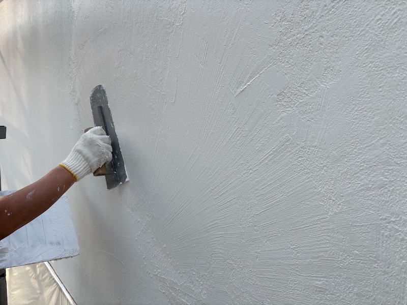 栃木県真岡市|モルタルジョリパットの剥離部を取り除き、下地調整・模様出ししました