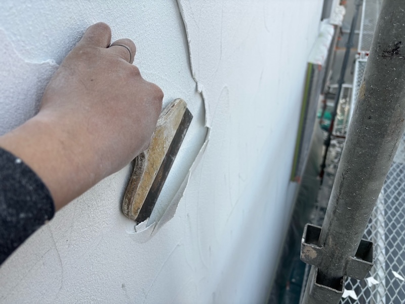 栃木県真岡市|モルタルジョリパットの剥離部を取り除き、下地調整・模様出ししました