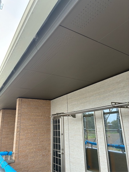 栃木県下野市|屋根瓦の緩んでいるビスの締め直しと付帯部塗装を行いました!